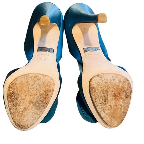 BADGLEY MISCHKA Randall Satin D'Orsay Flower Heels Dusty Blue Size 6.5 - Picture 11 of 11